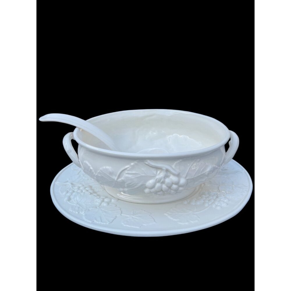 Elios of Italy White Embossed Grape Pattern Ceramic Soup Tureen With Lid & Plate - Picture 7 of 9